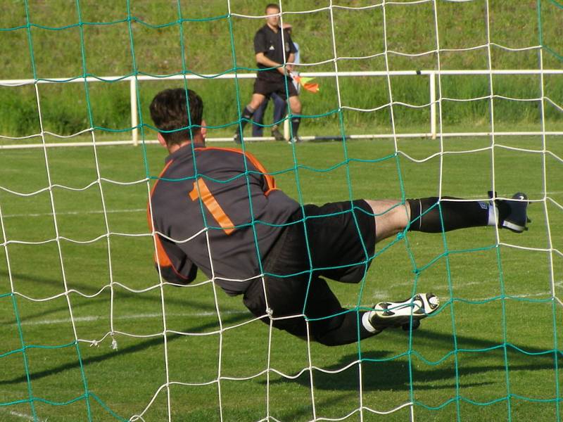 Z okresního fotbalového derby I.A třídy Bohemia Poděbrady - SK Sokoleč (0:1)