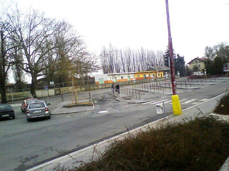 AUTOBUSOVÁ NÁSTUPIŠTĚ DNES. Mají se proměnit v parkovací stání pro auta.