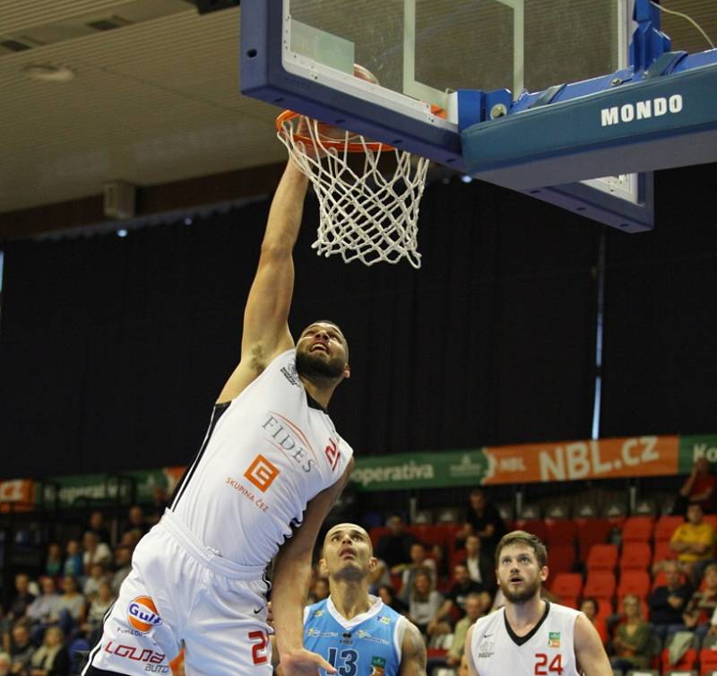 Z basketbalového utkání NBL Nymburk - Olomoucko (124:62)