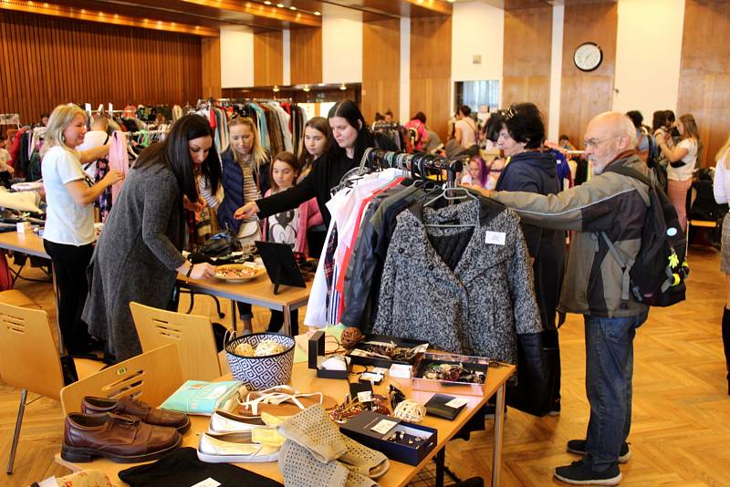 Bleší trh v Nymburce nabídl oblečení i knihy.