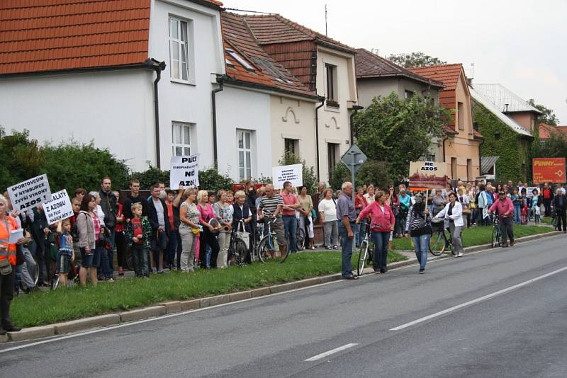 Demonstrace proti zinkovně AZOS na Zálabí.