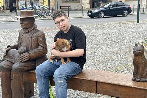 Na nymburském  náměstí u hodin se po zimní přestávce znovu objevila lavička s Bohumilem Hrabalem a jeho kočkami.