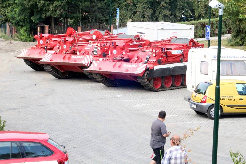 Během středy se už jen likvidovala suť na břehu pod Eliškou, potápěči kontrolovali dno. Poblíž stály hasičské tanky, které svoji práci zvládly ještě v úterý večer.