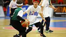 Basketbalisté Nymburka (v bílém) ve 14. kole Kooperativa NBL přehráli Kolín 114:7.