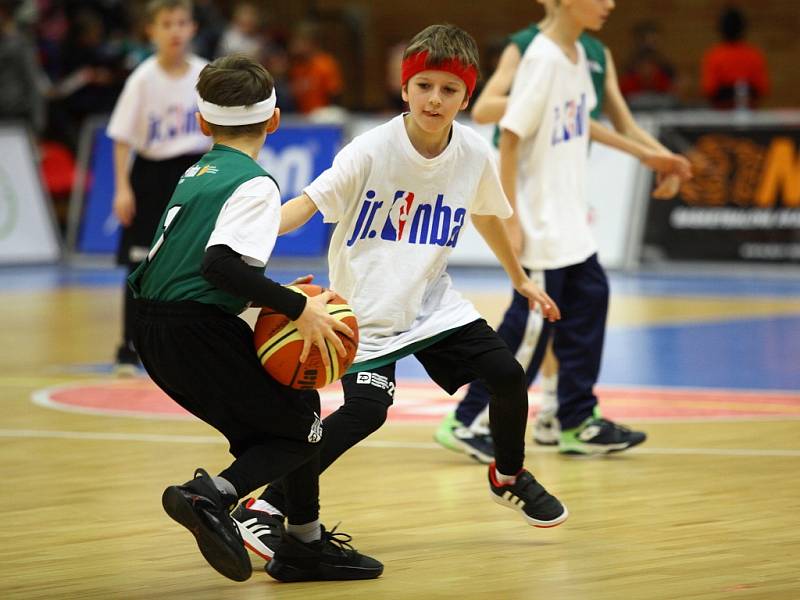 Basketbalisté Nymburka (v bílém) ve 14. kole Kooperativa NBL přehráli Kolín 114:7.