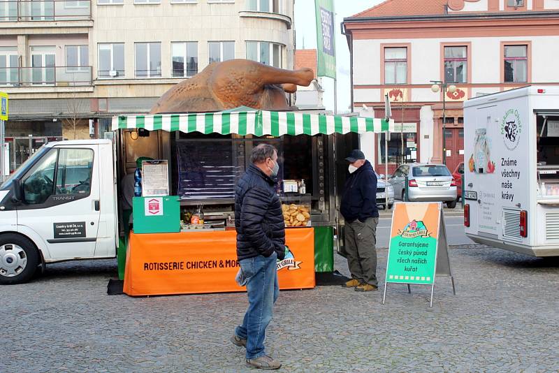 Farmářské trhy na náměstí Přemyslovců v Nymburce.