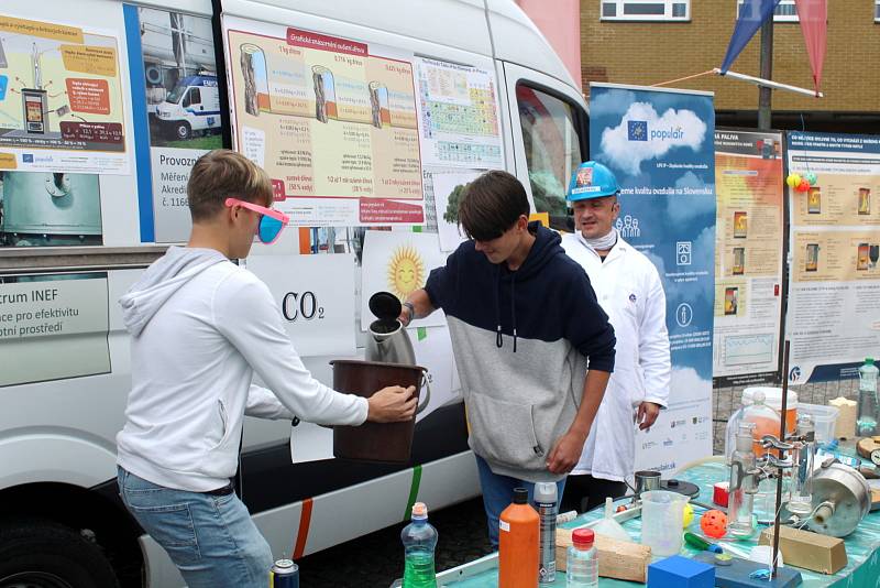 Z naučně zábavné show Smokeman na Náměstí Přemyslovců v Nymburce.