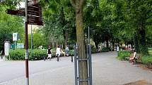 Místo před nádražím na kraji lázeňského parku v Poděbradech je občas místem pobytu hlučných osob z řad bezdomovců. Bude na něj dohlížet nová kamera.