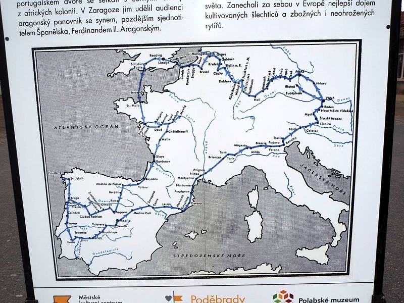 Z výstavy o českém králi Jiřím z Poděbrad na lázeňské kolonádě.