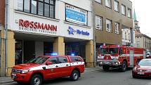 Nymburští hasiči zasahovali u obchodního domu Cíl na náměstí.