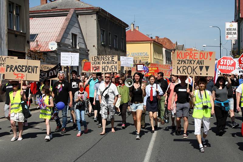 Protesty v Nymburce při jednání sjezdu komunistů a maškarní průvod.