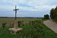 Nový křížek mezi Zavadilkou a Všejany na hranici nymburského a mladoboleslavského okresu.