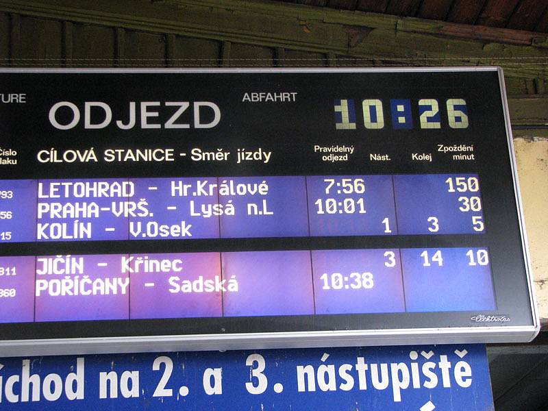 Kvůli zlodějům, kteří na pražském hlavním nádraží včera ukradli kabely, měly vlaky v Čechách zpoždění. I na nymburském nádraží museli lidé čekat i 150 minut na rychlíky. 