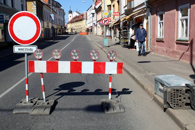 Uzavřena je pro motoristy část Jiřího náměstí v Poděbradech, musí na objížďku.