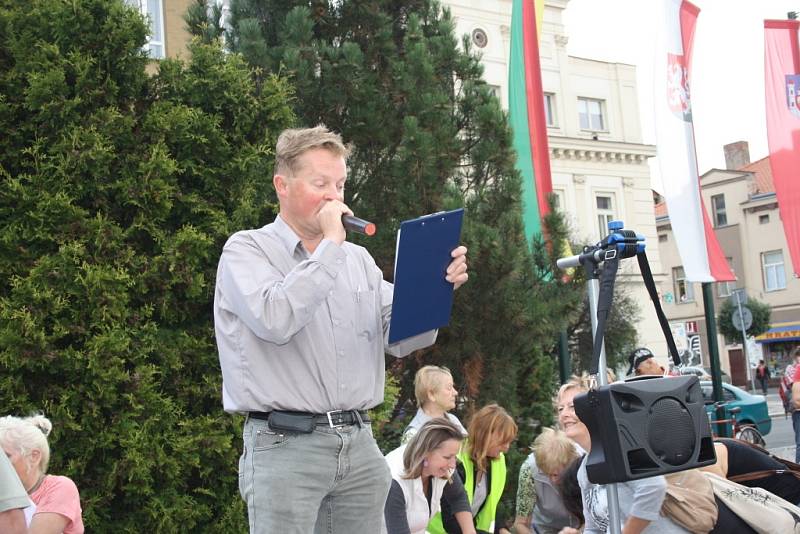 Demonstrace proti zinkovně AZOS na Zálabí.