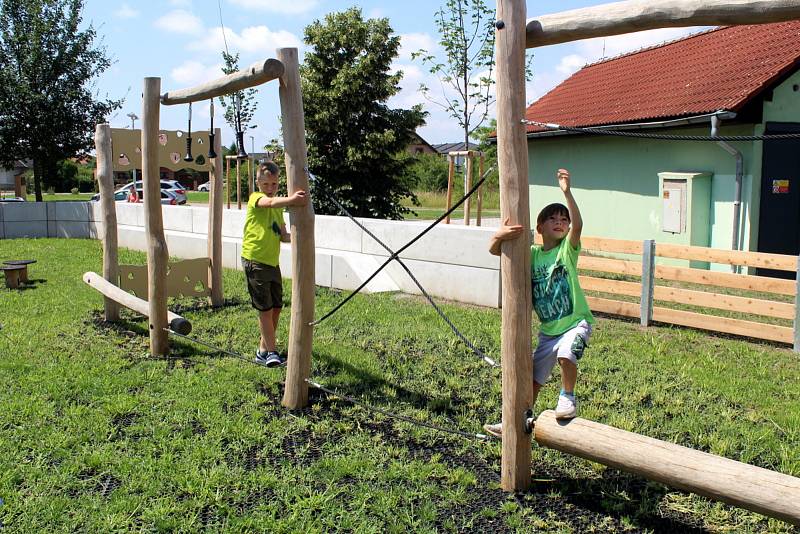 Nový komplex obsahuje tři dětská hřiště pro menší i větší děti, parkurové, workoutové a multifunkční hřiště, relaxační a piknikovou zónu s grilem a dvě pítka.