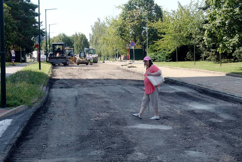 Ve čtvrtek dopoledne byla silnice vyfrézovaná a další úpravy prováděla těžká technika s pomocí řady dělníků.