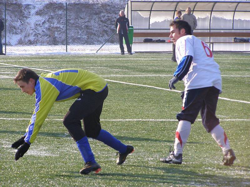 Z fotbalového utkání zimního turnaje v Červených Pečkách Sokoleč - Libice nad Cidlinou (1:1)