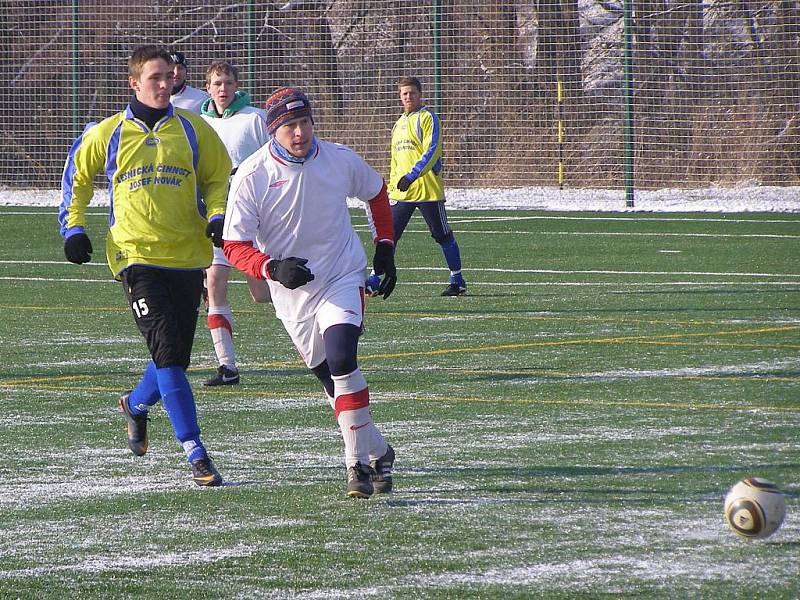 Z fotbalového utkání zimního turnaje v Červených Pečkách Sokoleč - Libice nad Cidlinou (1:1)