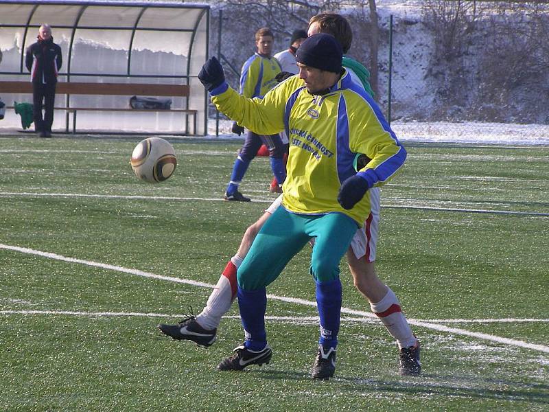 Z fotbalového utkání zimního turnaje v Červených Pečkách Sokoleč - Libice nad Cidlinou (1:1)