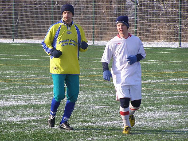 Z fotbalového utkání zimního turnaje v Červených Pečkách Sokoleč - Libice nad Cidlinou (1:1)