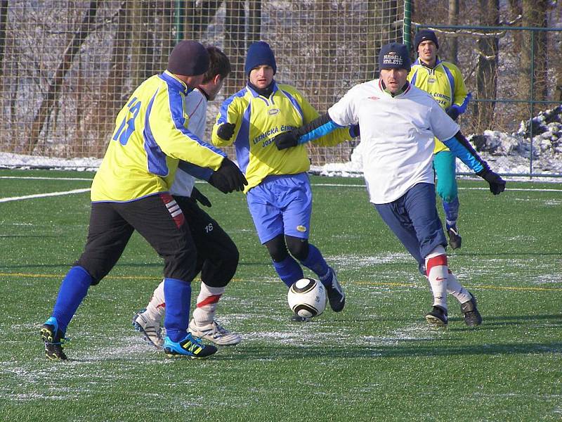Z fotbalového utkání zimního turnaje v Červených Pečkách Sokoleč - Libice nad Cidlinou (1:1)