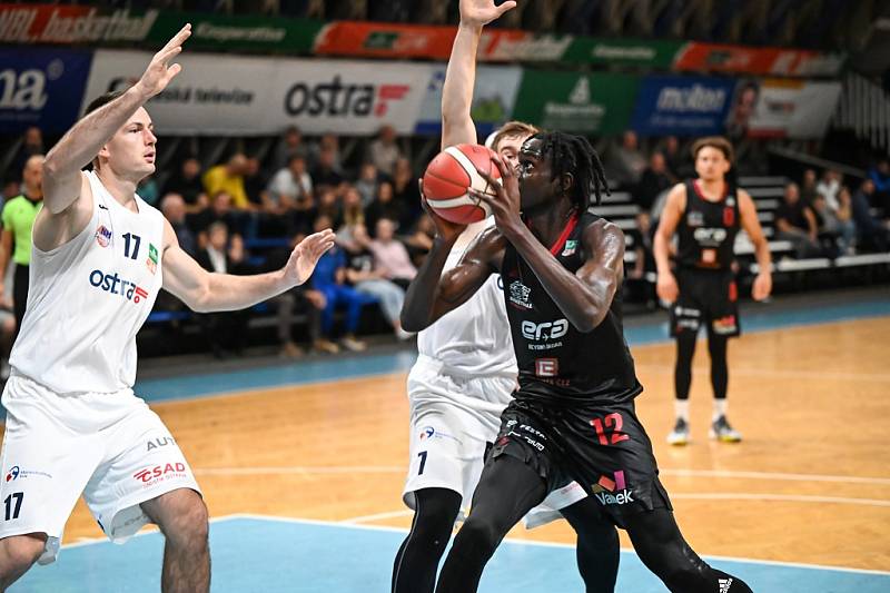 Z basketbalového utkání Kooperativa NBL Ostrava - Nymburk (75:101)