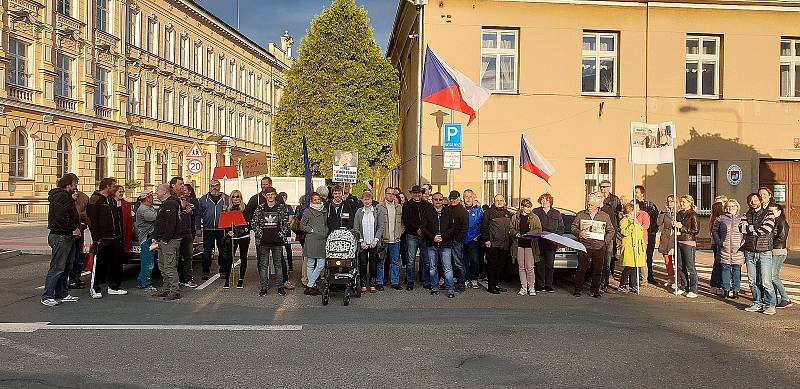 Demonstrace proti současné vládě se uskutečnila i v Sadské a Pečkách.