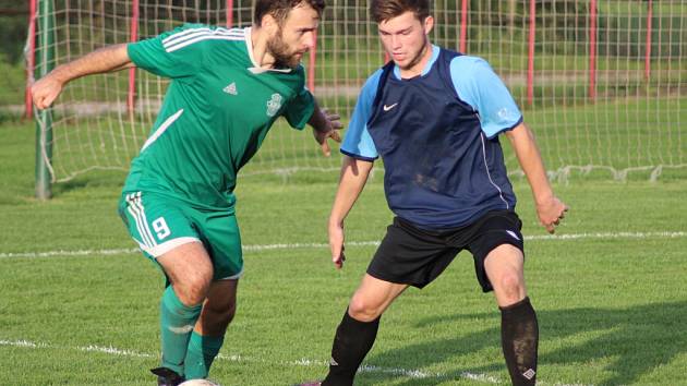 PĚT BRANEK nastřílel v podzimní části krajského přeboru středopolař semického mužstva Lukáš Vorlíček (vlevo). Je tak druhým nejlepším střelcem týmu