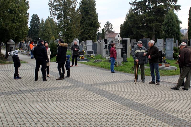 Návštěvníci hřbitovů by rádi občas nalezli i místa posledního odpočinku svých známých, ale nevědí, kde přesně jsou pochováni. V Nymburce od nynějška žádný problém