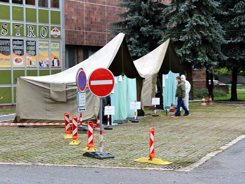 Hlasovací místo na parkovišti u Obecního domu v Nymburce.