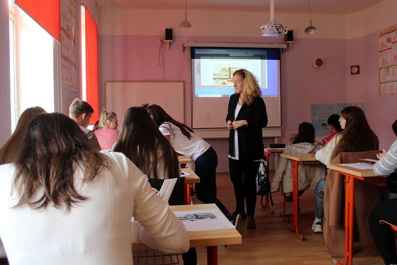 Ukrajinci na výuce českého jazyka v nymburské zdravotnické škole.