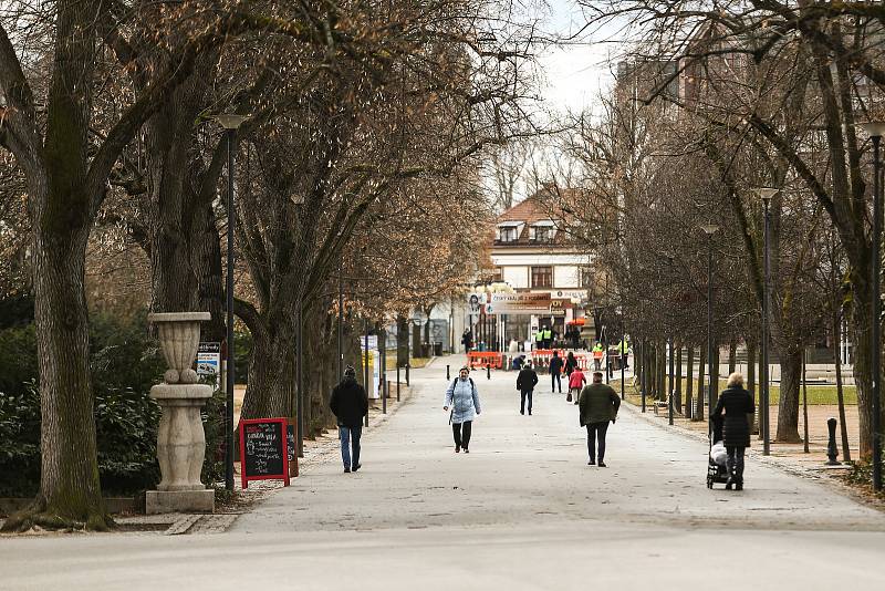 Pár seniorů a maminek na mateřské s kočárky, někdejší lázeňský ruch je ten tam. Tak vypadalo centrum Poděbrad dopoledne v úterý 16. března, když jsme ho navštívili s redakčním objektivem.