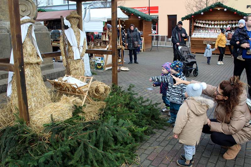 První adventní trhy v našem regionu začaly v sobotu dopoledne na Jiřího náměstí v Poděbradech.