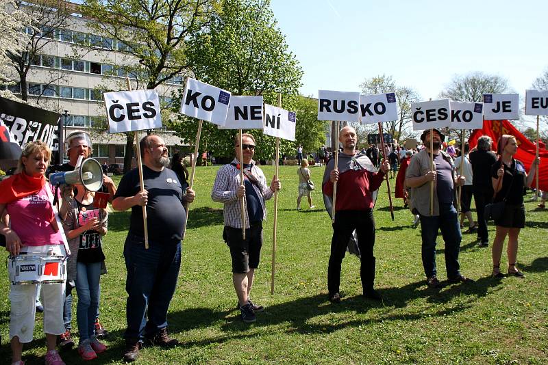 Protesty v Nymburce při jednání sjezdu komunistů a maškarní průvod.