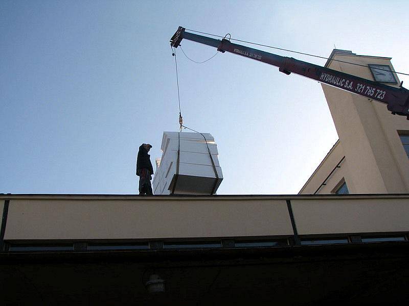 Materiál na zateplení střechy poděbradského nádraží ČD složili ve středu dopoledne.