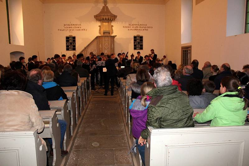 Koncert anglických hudebníků ledoval zaplněný evangelický kostel.