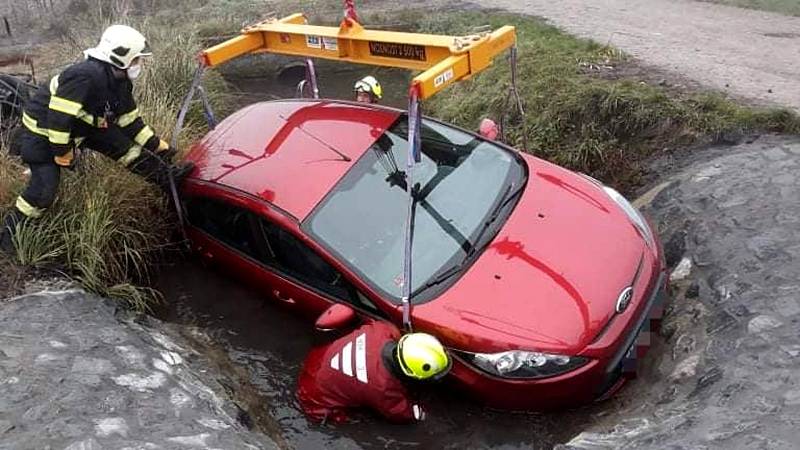 Vyproštění osobního vozu značky Ford z potoka u Kostelní Lhoty.