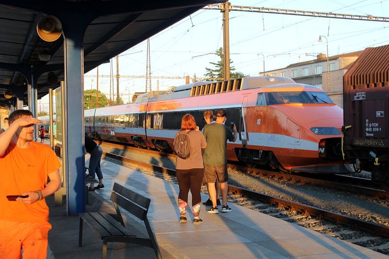 Na nymburském nádraží zastavilo legendární francouzské TGV.