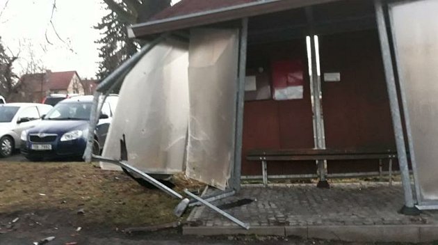 Nabouraná autobusová zastávka v Tokajické ulici v Lidicích. Foto: obec Lidice