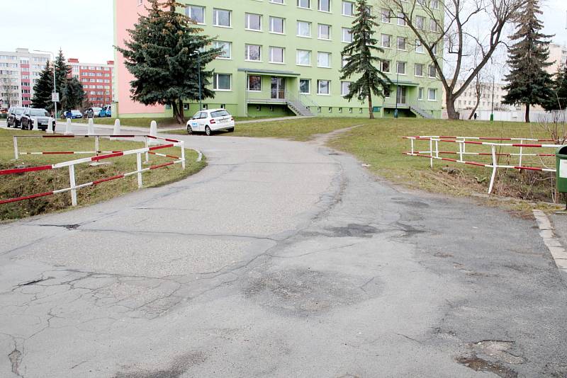 Původní mostek přes potok Liduška na kraji sídliště má nahradit nový železobetonový most. Foto: Deník/ Miroslav S. Jilemnický