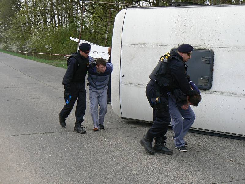 Cvičení simulující nehodu autobusu převážejícího vězně