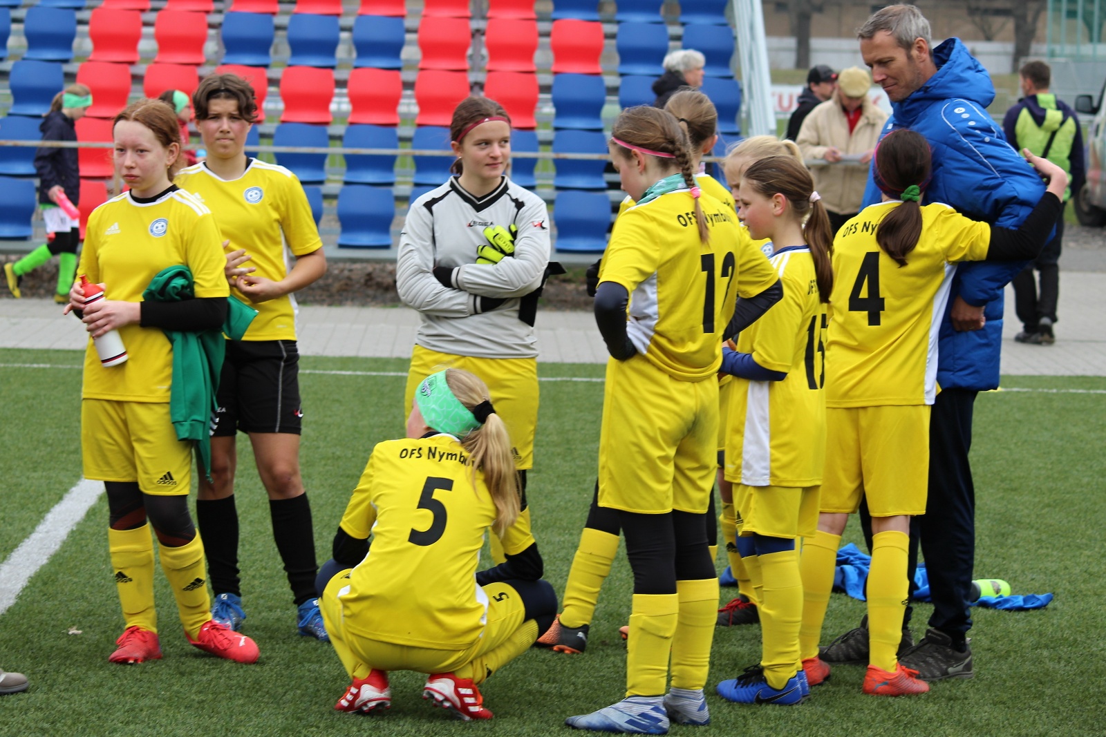 PODÍVEJTE SE: Místo do školy na fotbal. Dívky si zahrály meziokresní turnaj  - Nymburský deník