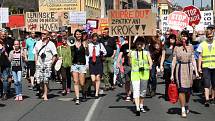 Protesty v Nymburce při jednání sjezdu komunistů a maškarní průvod.