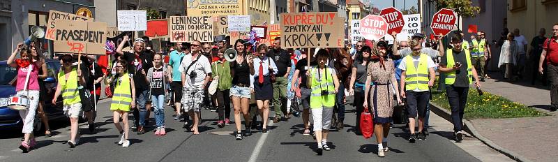 Protesty v Nymburce při jednání sjezdu komunistů a maškarní průvod.