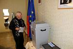 Volební místnost odemkla v Novém Dvoře přesně ve 14 hodin místopředsedkyně volební komise Hana Prokešová. Následně s dalšími členy zapečetili volební urny.