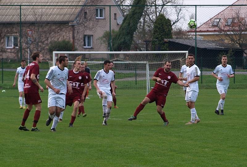 Z fotbalového utkání okresního přeboru Bohemia Poděbrady B - Jíkev (0:1)