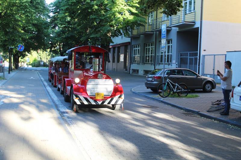 Happeningová akce skupiny Sólový sbor s názvem Tramvaj do Poděbrad pohladila po duši.