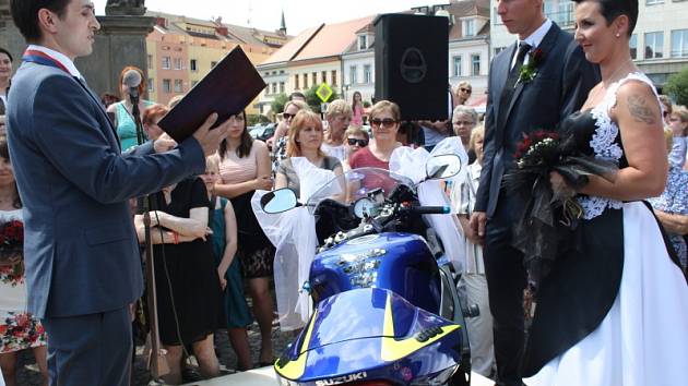 VIDEO, FOTO: Motorkářská svatba rozburácela nymburské náměstí - Nymburský  deník