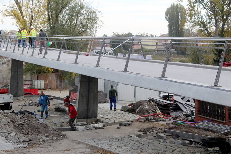 Lávka se pro veřejnost otevře už v pátek v 16 hodin současně s jejím rozsvícením.